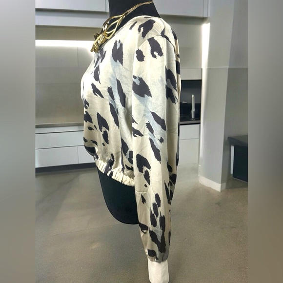 short blouse . express brand, size L, beige with coffee color. - Picture 3 of 10